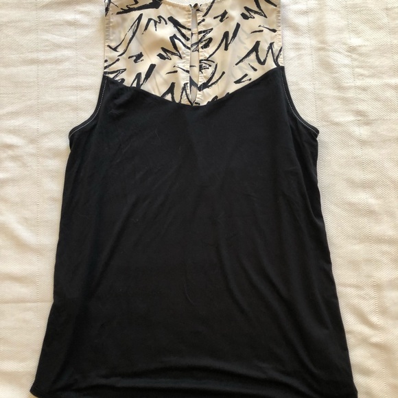Zig zag writing sleeveless blouse - Picture 3 of 5